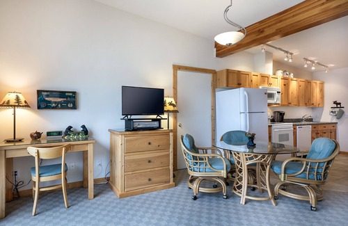 Polson Eigentumswohnung | Lakefront Studio with views!