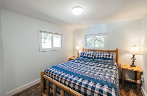 North New Portland Skihütte | Lakefront Stunning Home, only 30 min to Sugarloaf!