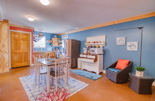New Market Hütte | Lakefront, Swim, Fish, Kayak, fire pit, star gazing, pet friendly. All on site!