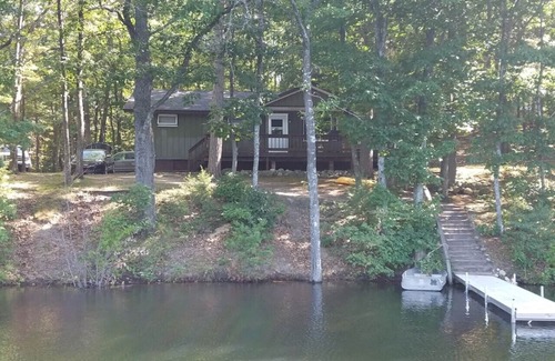 Lake Arrowhead Haus | Ferienhaus am See mit großem Garten und Feuerstelle