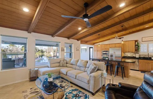 Dobson Ranch Villa | H2O Sanctuary | Huge Spa, Htd Pool, Lake, Kayaks & Park Views đ´