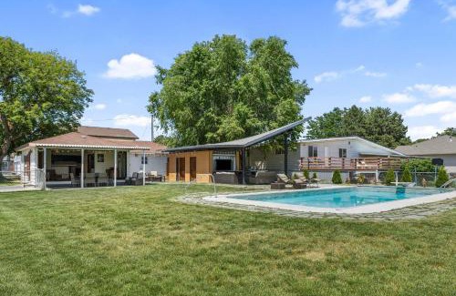 Moses Lake Haus | Lakefront Washington Home with Private Pool and Sauna
