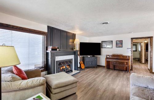 Moses Lake Haus | Lakefront Washington Home with Private Pool and Sauna