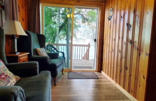 Ray Kabine | Lakeside 1 Bedroom Bear Paw Cabin on Kab
