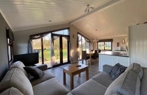 Bethersden Skihütte | Lakeside cabin set in the Kentish countryside