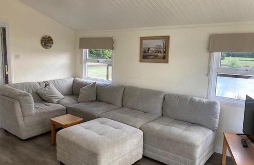 Bethersden Skihütte | Lakeside cabin set in the Kentish countryside