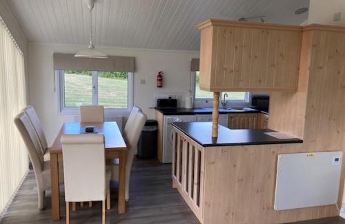 Bethersden Skihütte | Lakeside cabin set in the Kentish countryside