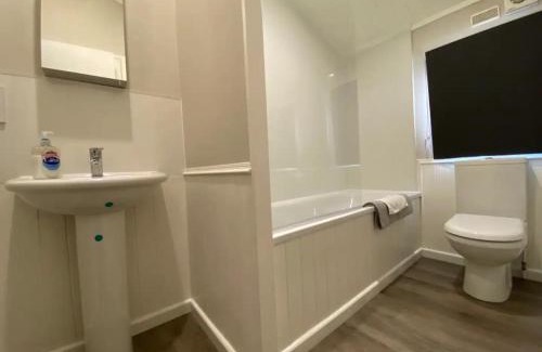 Bethersden Skihütte | Lakeside cabin set in the Kentish countryside
