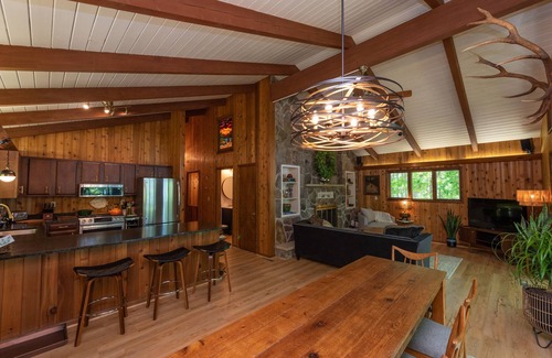Swanton Haus | Neues Haus am See mit privatem Dock Slip, Feuerstelle, Whirlpool und einem Gas- und Holzkamin!