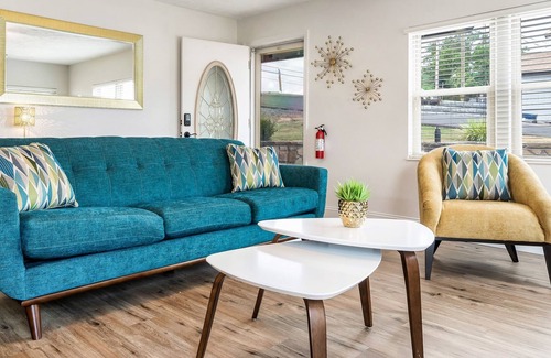 Dandridge Hütte | NEW LISTING! Lakeside Cottage (3-Bedroom) by RedAwning