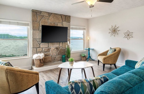 Dandridge Hütte | NEW LISTING! Lakeside Cottage (3-Bedroom) by RedAwning