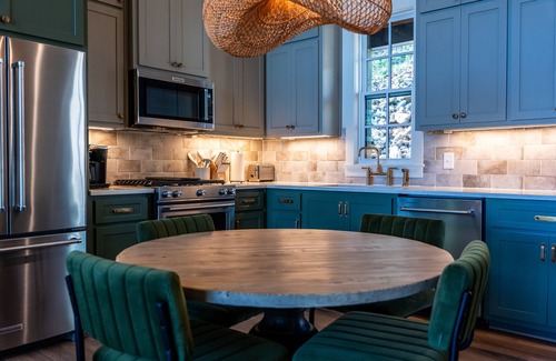 Jacksons' Gap Haus | Lakeside Cottage in the Treetops - 2 bedrooms with amazing view