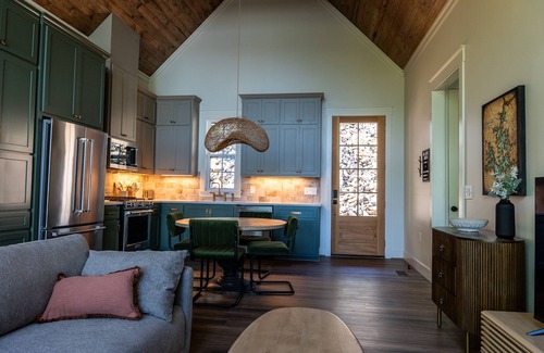 Jacksons' Gap Haus | Lakeside Cottage in the Treetops - 2 bedrooms with amazing view