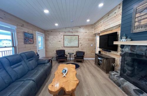 Cedarville Haus | 'Lakeside' Cottage with porch and sandy beach