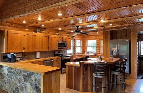 Eddyville Haus | Lakefront Entertainment Lodge