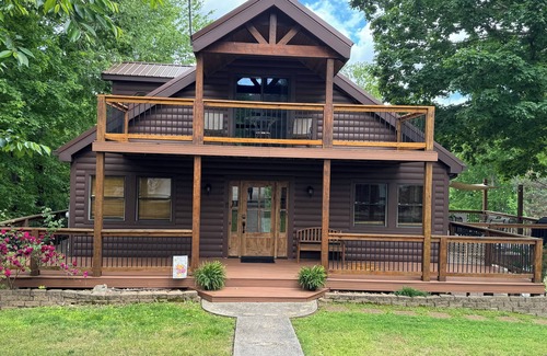 Eddyville Haus | Lakefront Entertainment Lodge