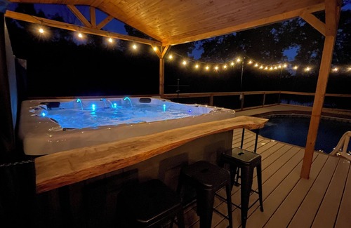 Eddyville Haus | Lakefront Entertainment Lodge