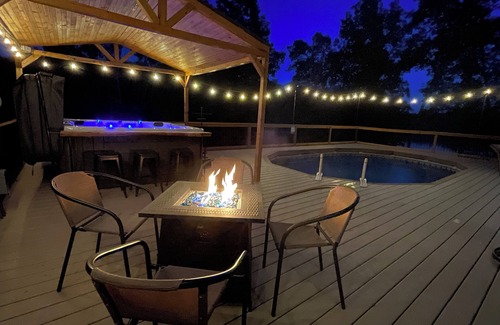 Eddyville Haus | Lakefront Entertainment Lodge