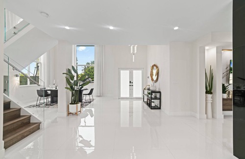 Ludlam Haus | Lakeside Fun: Pool, Jacuzzi, Games & More!