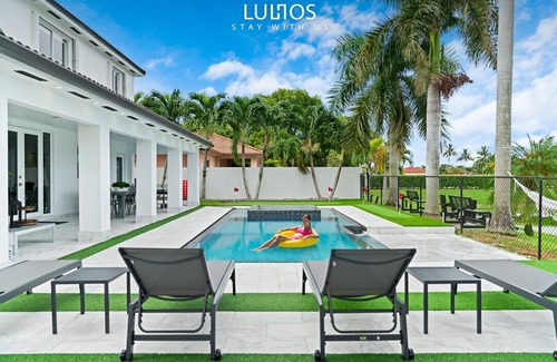 Ludlam Haus | Lakeside Fun: Pool, Jacuzzi, Games & More!