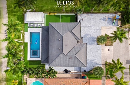 Ludlam Haus | Lakeside Fun: Pool, Jacuzzi, Games & More!