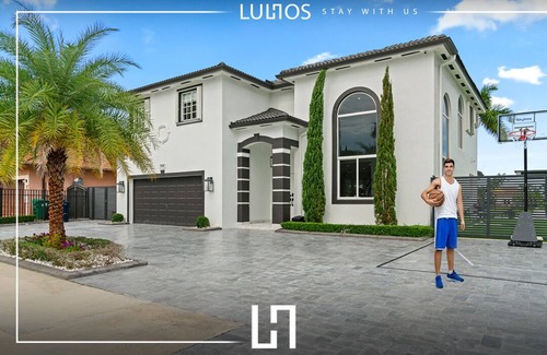 Ludlam Haus | Lakeside Fun: Pool, Jacuzzi, Games & More!