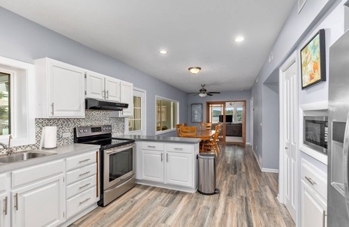 Newaygo Hütte | Lakeside Getaway: Dock, Kayaks, Firepit, Grill