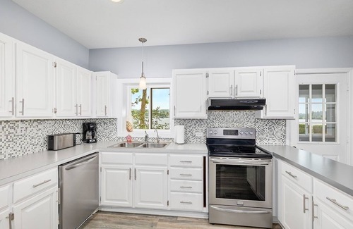 Newaygo Hütte | Lakeside Getaway: Dock, Kayaks, Firepit, Grill