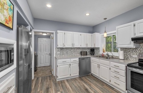 Newaygo Hütte | Lakeside Getaway: Dock, Kayaks, Firepit, Grill