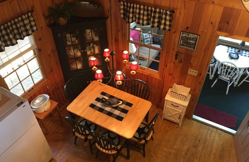 Leeds Hütte | Lakeside Housekeeping Cottage in Leeds, Maine