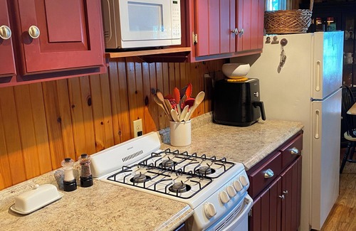 Leeds Hütte | Lakeside Housekeeping Cottage in Leeds, Maine