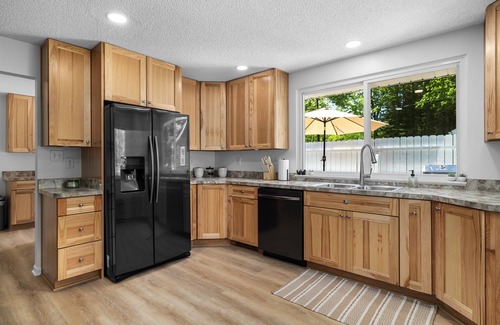 Gladwin Haus | Lakeside Lodge - Game Cave, Golf Greens! Sleeps 17