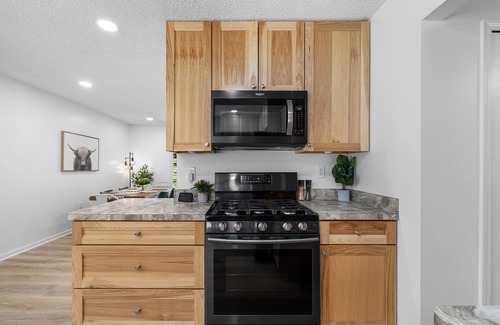 Gladwin Haus | Lakeside Lodge - Game Cave, Golf Greens! Sleeps 17