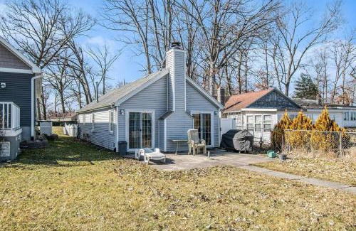 Bronson Haus | Lakeside Matteson Lakeside Stargazer with a dock and swim area