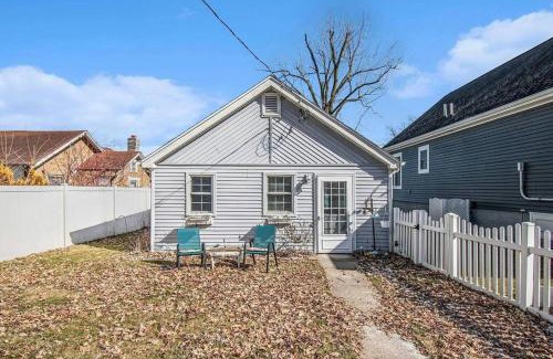 Bronson Haus | Lakeside Matteson Lakeside Stargazer with a dock and swim area