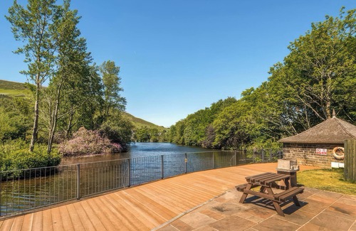 Saddleworth Hütte | DOVESTONE POD 19, pet friendly, with a garden in Greenfield