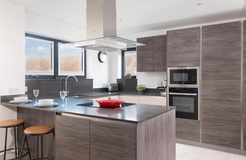 Holworth Haus | Lakeside property with spa access on a nature reserve Sand Martin BV07