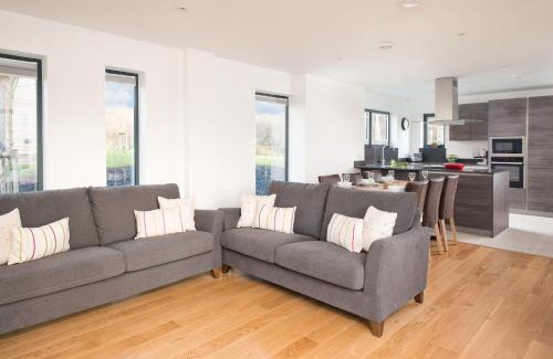 Holworth Haus | Lakeside property with spa access on a nature reserve Sand Martin BV07