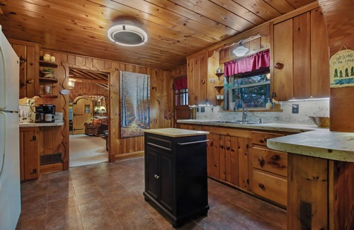 Bloomer Kabine | Lakeside Serenity: Your Perfect Northwoods Exhale