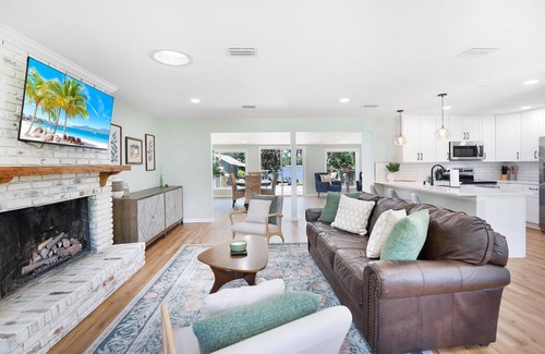 Doctors Inlet Haus | Lakeside, Water View, Kayak, BBQ Grill, Fire Pit