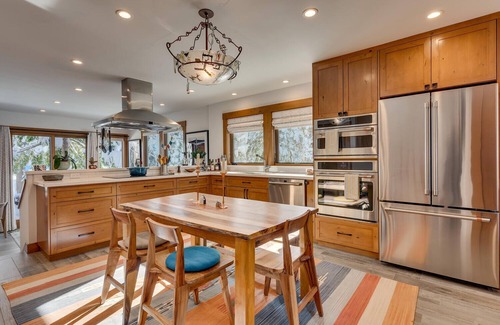 Tahoe Tavern Haus | Lakeview - 10 mins to Palisades Tahoe/Walk to Town!