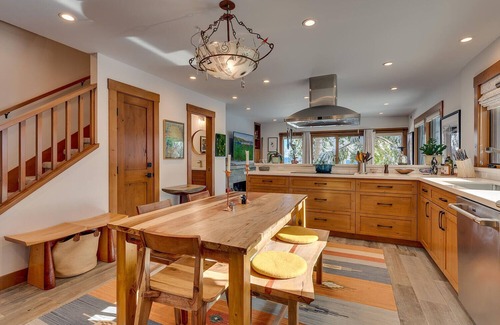 Tahoe Tavern Haus | Lakeview - 10 mins to Palisades Tahoe/Walk to Town!