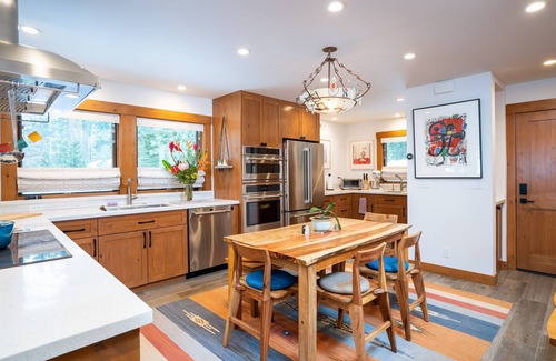 Tahoe Tavern Haus | Lakeview - 10 mins to Palisades Tahoe/Walk to Town!