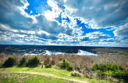 Lake Ozark Haus | Lakeview Lake Ozark Condo 2bd2bapool-sleeps 7pp