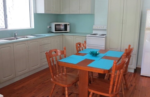 Arcadia Hütte | Lana's Cottage - Delightful, centrally located and spacious island cottage in tropical surrounds