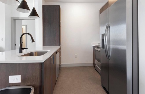 Richmond Wohnung | Landing | Amazing 2BD, Pool, Clubhouse