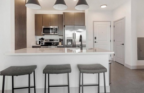 Richmond Wohnung | Landing | Amazing 2BD, Pool, Clubhouse