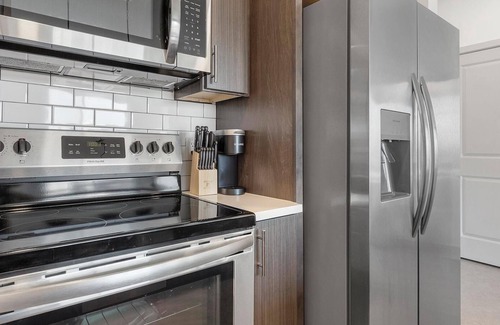 Richmond Wohnung | Landing | Amazing 2BD, Pool, Clubhouse