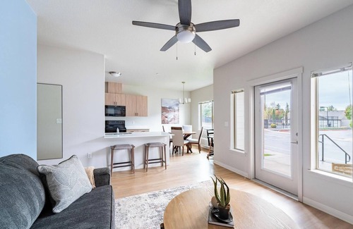 Molalla Wohnung | Landing | Beautiful 2BD, Pool, Gym