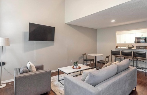 Cordova Wohnung | Landing | Chic 2BD, Game Room, Pool